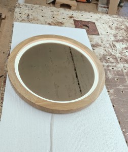 Круглое зеркало в деревянной раме из дуба в ванну с фронтальной подсветкой